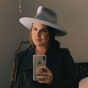 Meet your Posher, Caitlin